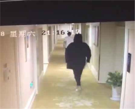 胡一天被爆酒店夜會高挑美女，工作人員回應(yīng)